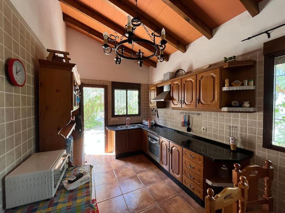 Farmhouse Surrounded By Centenary Olive Trees Olías Esterno foto